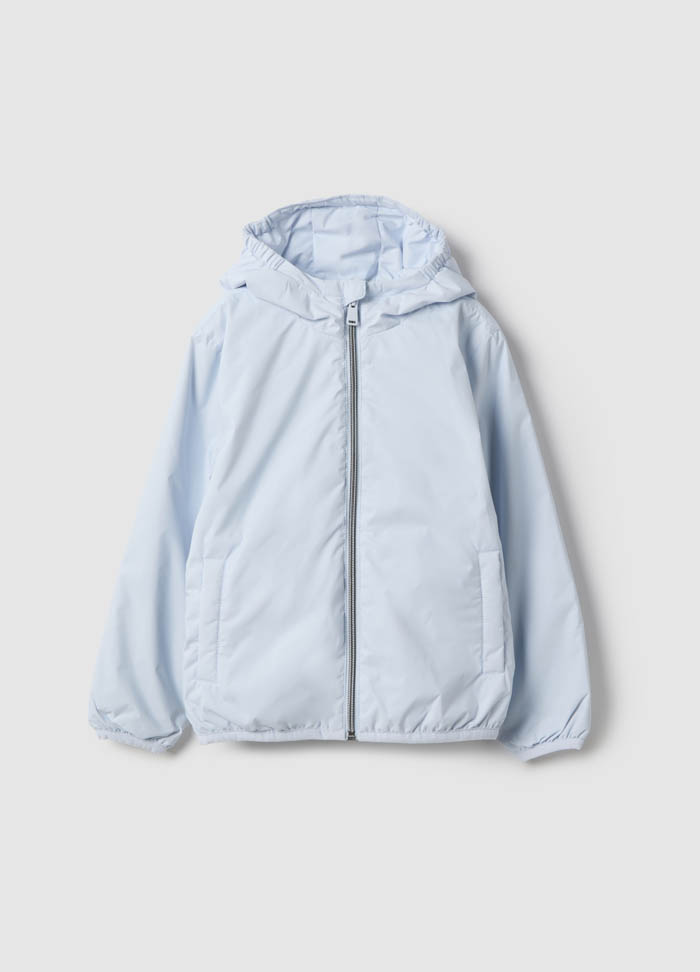 Postavljena vodootporna jakna sa kapuljačom