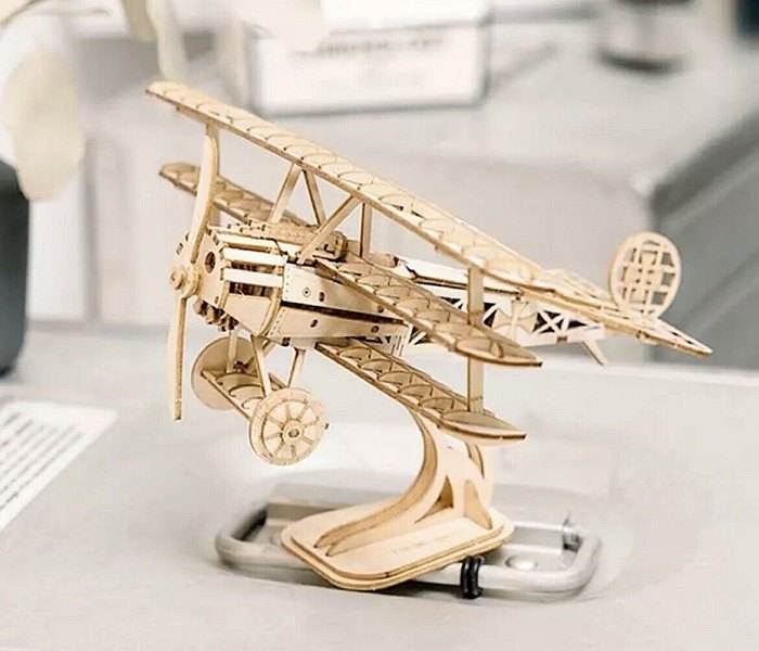 Igračka 3 D avion